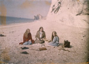 2805834800000578-3061005-Christina_is_seen_sitting_on_the_Dorset_beach_with_friends_in_th-a-6_1430327529650
